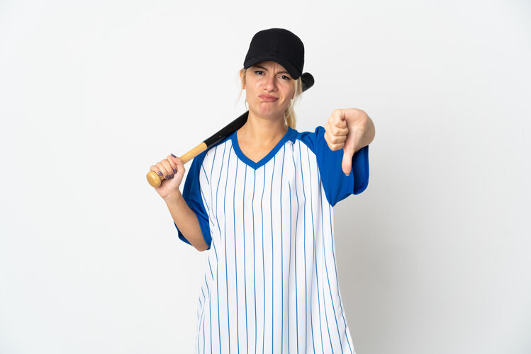 游戏年轻的俄罗斯女子打棒球孤立的白色背景显示拇指向下与消极的表情女人棒球不同意