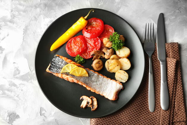 欧米茄桌上放上一片美味的三文鱼蛋白质叉子新鲜