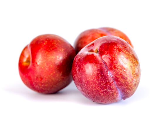 完美红李子上孤立的白 水果樱桃生动的浆果