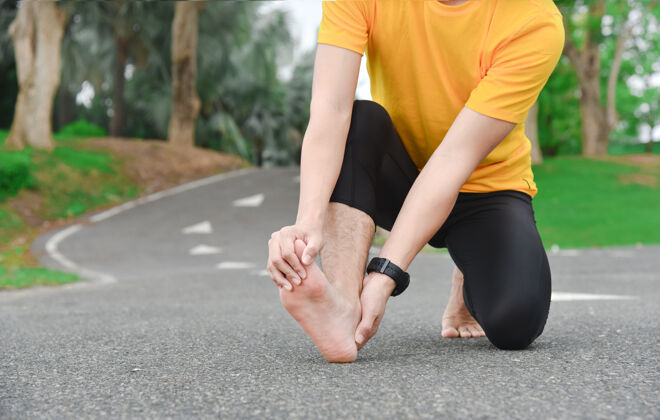 女人亚洲年轻运动员在户外运动中肌肉和关节疼痛 过度训练或跑步和运动不公平的概念特写成年人脚踝人