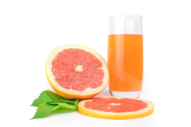 水果葡萄柚汁和熟透的切片葡萄柚叶隔离在白色有机柑橘果汁
