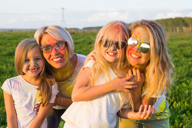 胡里节 友谊 幸福和节日的概念-小女孩和戴眼镜的妇女拥抱在胡里节大笑潮人孩子