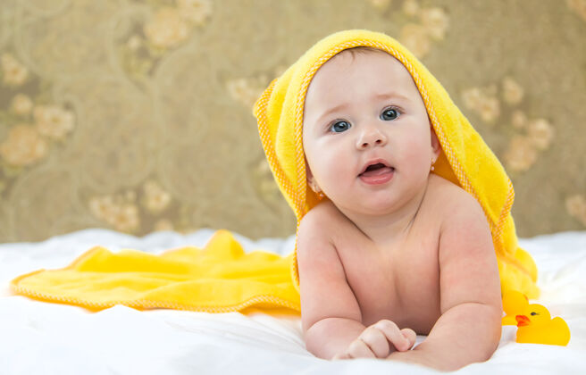 人宝宝用毛巾洗澡后宝贝天真有趣