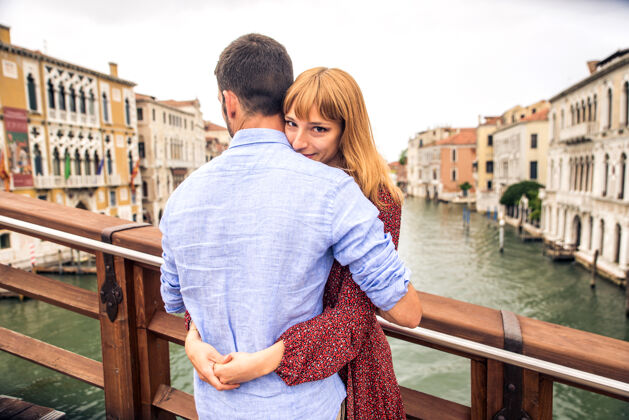在一起年轻夫妇在威尼斯游玩-游客在意大利旅游和观光威尼斯最相关的地标-关于生活方式 旅游 旅游的概念旅游欧洲男人