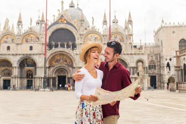 威尼斯年轻夫妇在威尼斯游玩-游客在意大利旅游和观光威尼斯最相关的地标-关于生活方式 旅游 旅游的概念情侣圣微笑