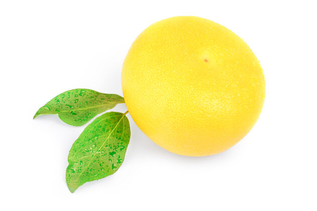白色柑橘与绿色的叶子隔离在白色切口健康柠檬食物