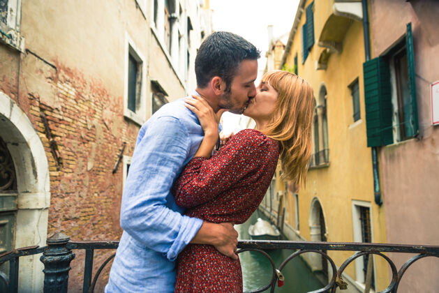 情侣年轻夫妇在威尼斯游玩-游客在意大利旅游和观光威尼斯最相关的地标-关于生活方式 旅游 旅游的概念度假女人参观