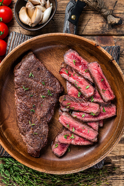 牛排用木盘烤制的上刃片或丹佛牛排 配香草牛腰肉生菜肉