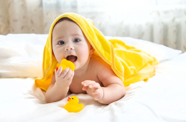 可爱宝宝用毛巾洗澡后有趣快乐干净