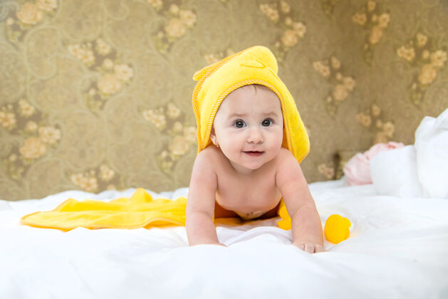 宝贝宝宝用毛巾洗澡后欢呼美丽毛巾