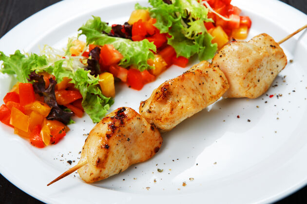 部分健康的餐厅食物鸡肉烧烤和沙拉盘子炖肉午餐