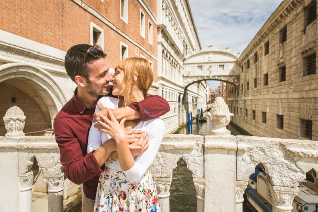 旅游年轻夫妇在威尼斯游玩-游客在意大利旅游和观光威尼斯最相关的地标-关于生活方式 旅游 旅游的概念微笑美丽年轻