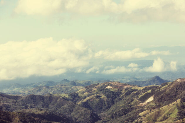 草地美丽的山景在哥斯达黎加 中美洲荒野无人风景