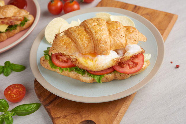 美味两个羊角面包三明治放在木桌上 顶视图小面包番茄火腿