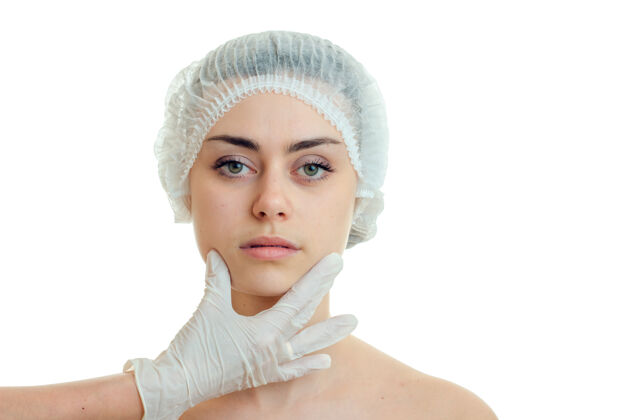 手套年轻可爱的女人在整形外科隔离在白墙上皱纹脸医疗保健