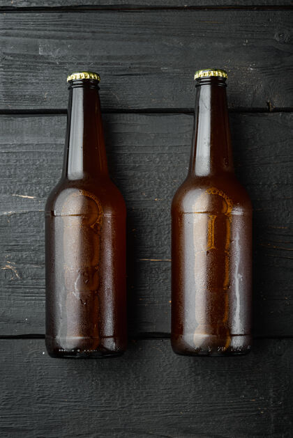 琥珀啤酒瓶套装 黑色木桌上 俯视平面摆放啤酒啤酒酒精