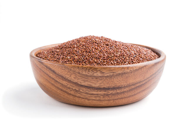 木头木碗与生的红色藜麦种子隔离在白色表面特写素食者美食