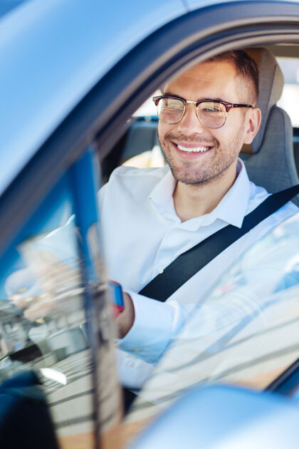 休闲最喜欢的职业快乐的男人一边微笑一边享受开车的乐趣停车成人车辆