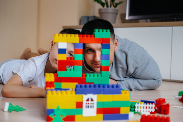 创造一个小男孩和他的父亲一起被一个建造师扮演 建造了一座房子建造了一个家庭的家建筑小男孩