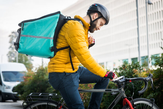 站送菜服务 骑手用自行车送菜给客户-关于交通 送菜和技术的概念温暖住宅外卖