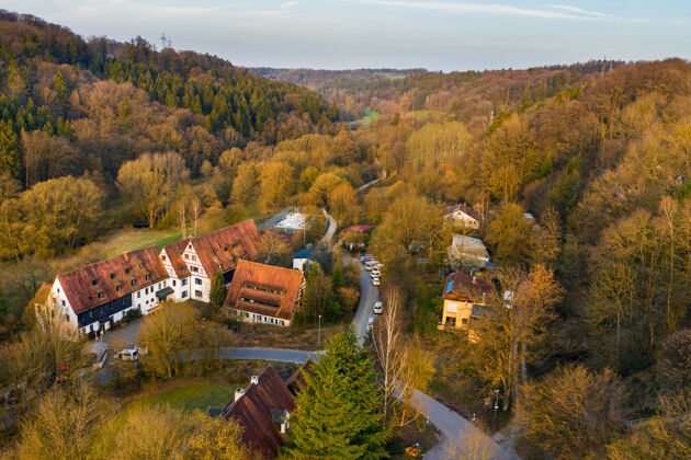 秋天瑞士撒克逊一个秋天村庄的顶视图乡村山水石头