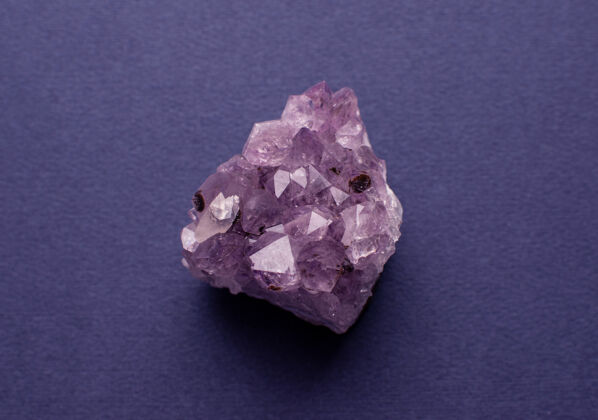 石头美丽的天然紫色矿物紫水晶德鲁塞在黑暗的表面原矿物选择光明
