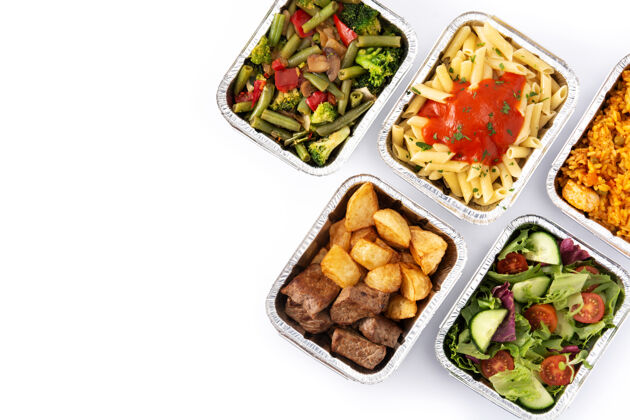 送货把健康食品放在锡箔盒里带走午餐容器烹饪