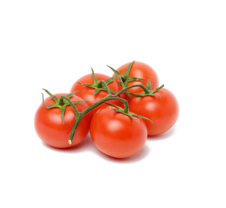 食品红熟的西红柿放在绿枝上隔离 健康的蔬菜配料组成熟