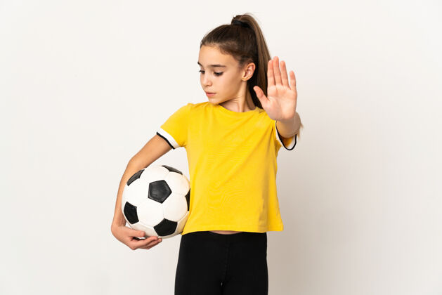 童年被隔离在白墙上的小足球运动员女人做了一个停车的手势 很失望限制运动员信号