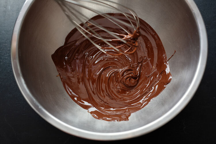 制作把融化的巧克力放在罐子里 周围是巧克力块特写有机营养热