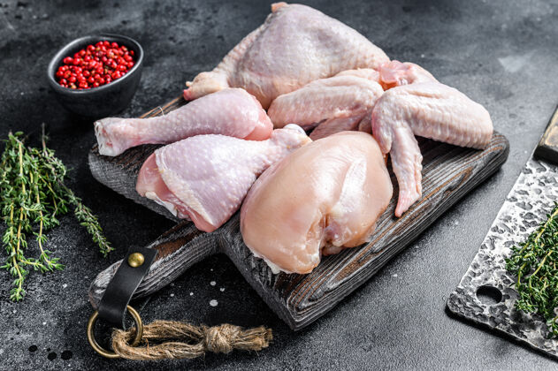 切割生鸡肉部分 用于烹饪和烧烤 无皮胸脯 鸡腿和鸡翅顶视图烹饪蛋白质生的