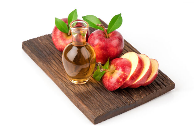 苹果酒在白色背景上分离苹果水果和苹果醋磨砂膏提取物有机