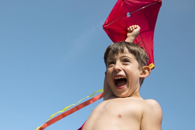 放松特写男孩玩风筝生活方式乐趣家庭