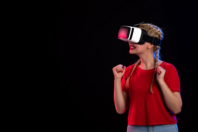 虚拟现实正面图年轻女性在玩vr上的黑暗视觉游戏玩奇幻帽子视觉游戏
