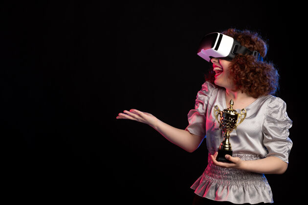 视频年轻女性戴着vr耳机带着杯子在黑暗的电玩上玩游戏视觉视觉耳机游戏