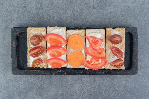 素食在木板上用西红柿烤脆面包脆面包饮食面包
