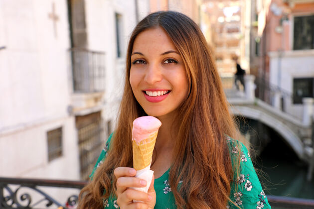 冰淇淋快乐迷人的女人在意大利威尼斯微笑威尼斯意大利女人