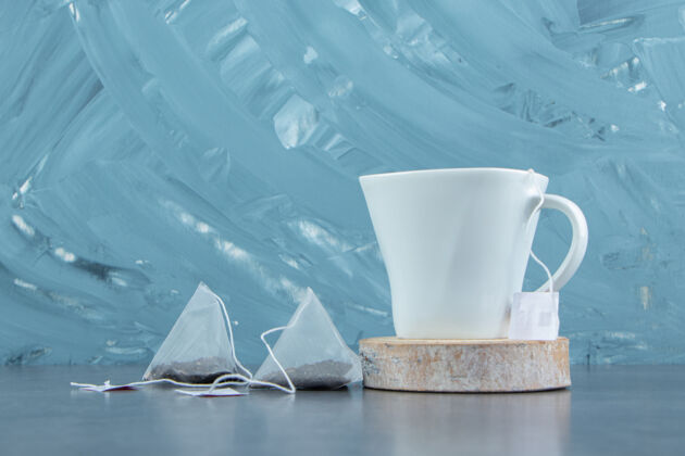 马克杯一杯带茶包的白热茶放松液体透明