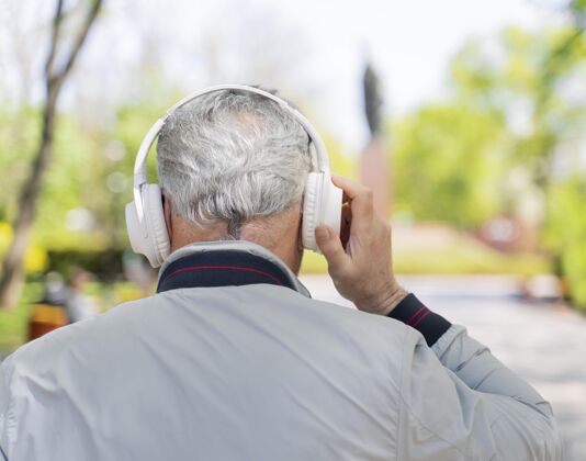 男人戴着耳机的老人老年人老年人老年人
