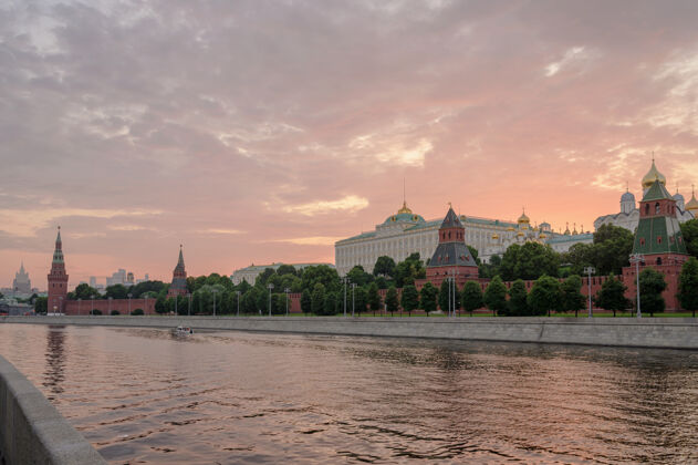 日出莫斯科克里姆林宫堤防和莫斯科河日落建筑俄罗斯的地标俄罗斯教堂历史