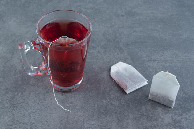 浆果一杯玫瑰果茶放在大理石上放松健康红色