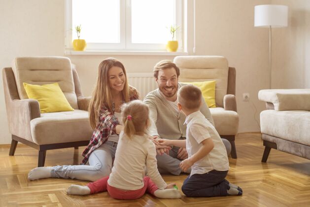 游戏一个快乐的高加索家庭玩游戏的浅焦点拍摄微笑乐趣儿子