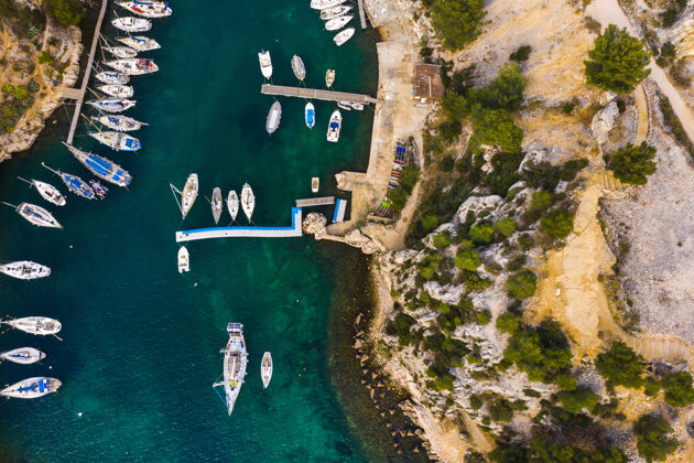 海岸线白色游艇在米欧港 马赛和卡西斯之间最大的峡湾之一 法国海岸帆船港口