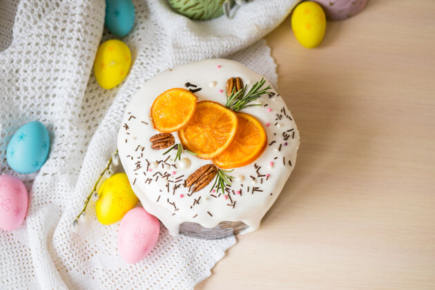 美味木制桌子上装饰着橘子和鸡蛋的复活节蛋糕复活节快乐糕点甜点鸡蛋