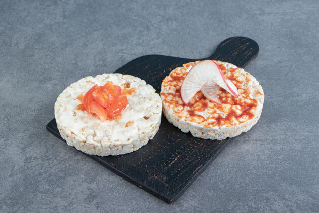 健康松脆的米饭在木板上烤西红柿三明治脆素食