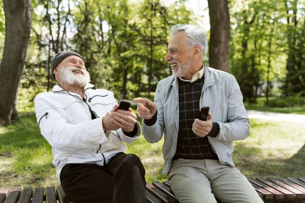 老年人中枪男子在长凳上大笑老年人生活方式退休
