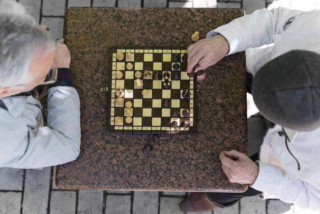 特写特写男人一起在户外下棋成人男人游戏