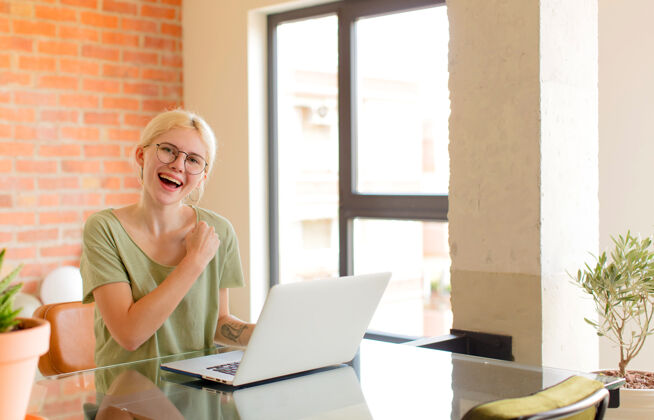 家庭办公室感觉快乐 积极 成功的女人 面对挑战或庆祝好成绩时充满动力认可笔记本电脑漂亮