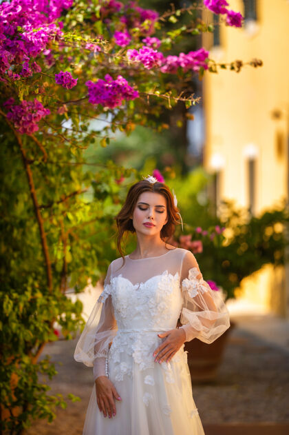 肖像时尚的年轻新娘在她的婚礼日在伦敦意大利优雅来自托斯卡纳的新娘女士新娘时尚