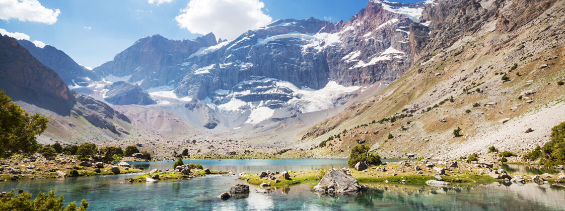 倒影美丽宁静的湖泊在芬斯山脉（帕米尔的分支）在塔吉克斯坦宁静风景风景